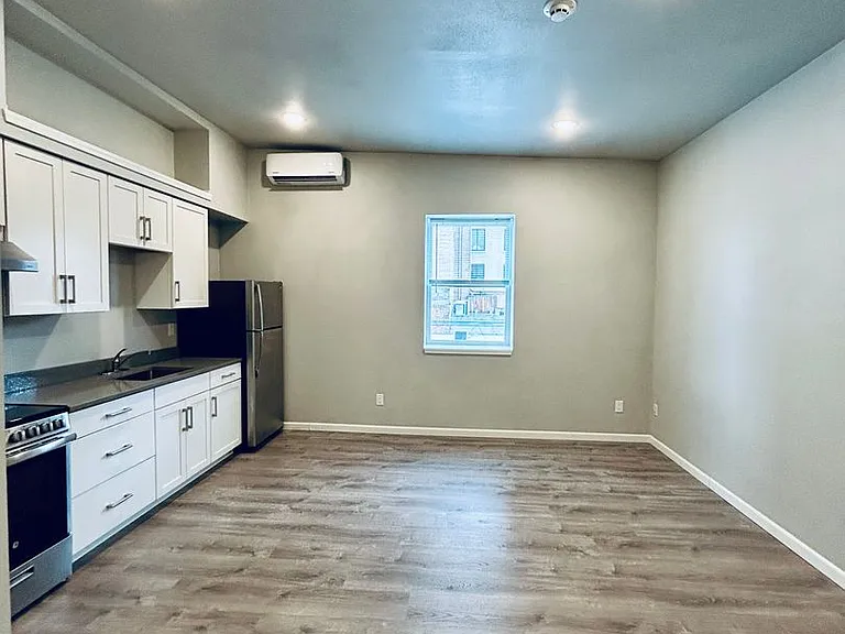 112 N Wenatchee Ave — Photo 17
