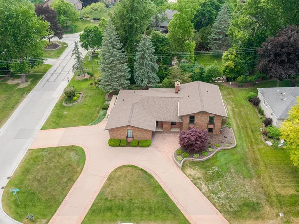 25665 Livingston Cir, Farmington Hills, MI 48335
