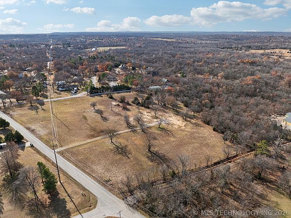 3rd image of 770 Hickory Hill Rd
