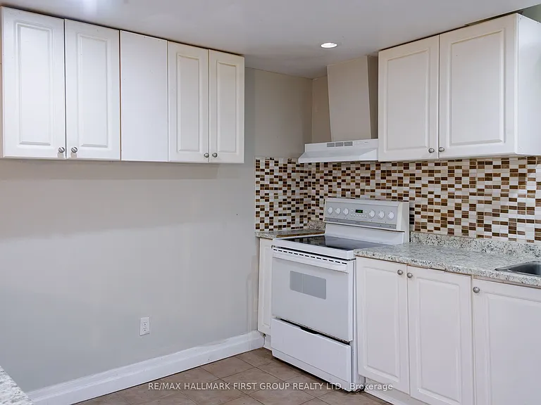 1702 Greenvale Cres — Photo 17