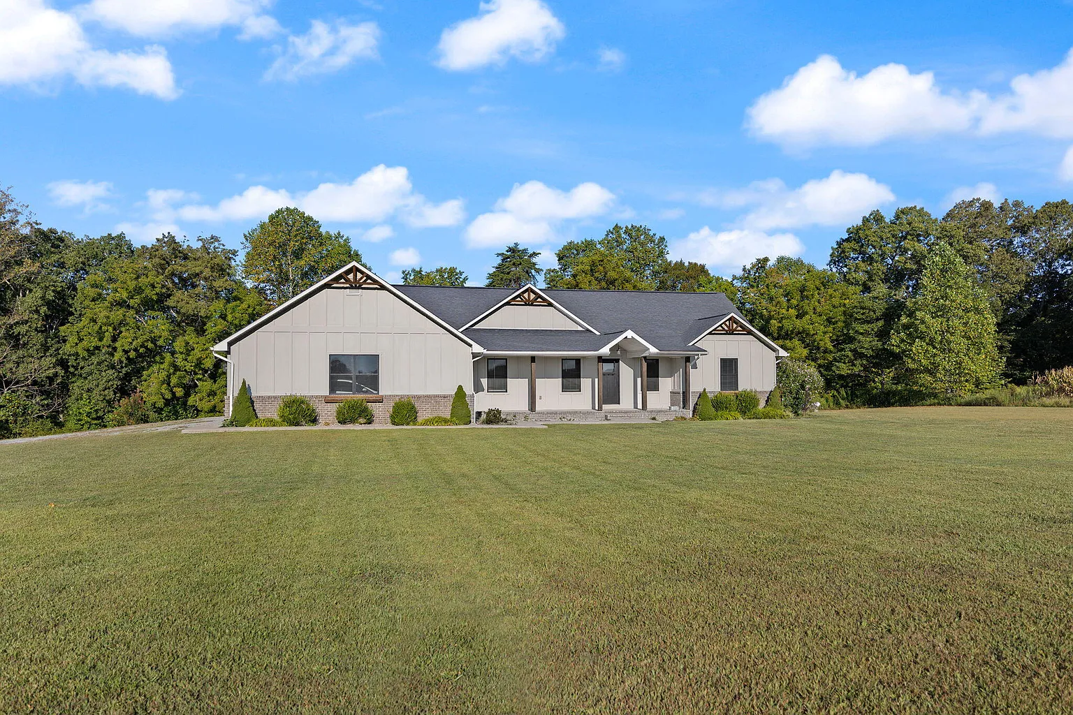 220 Davis Ln photo 1