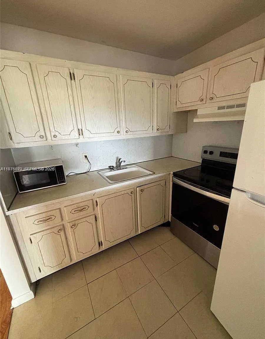 Windsor Condos — Photo 3