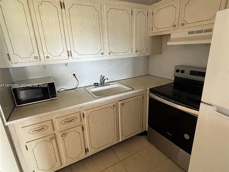 36 Windsor Dr #B — Photo 3