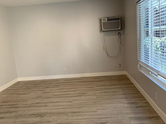 5th image of 7114 Hawthorn Ave APT 9