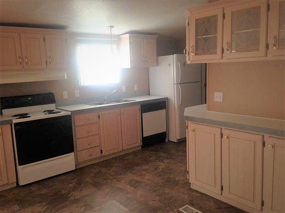 3rd image of 555 Parkwood Dr