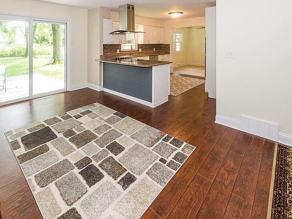 3rd image of 5545 Oakmont Dr
