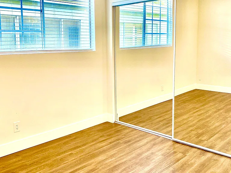 up stair 3 rd bed room with mirror closet