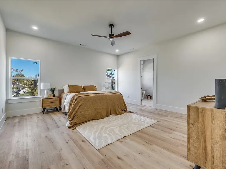 3434 Navaro St — Photo 12