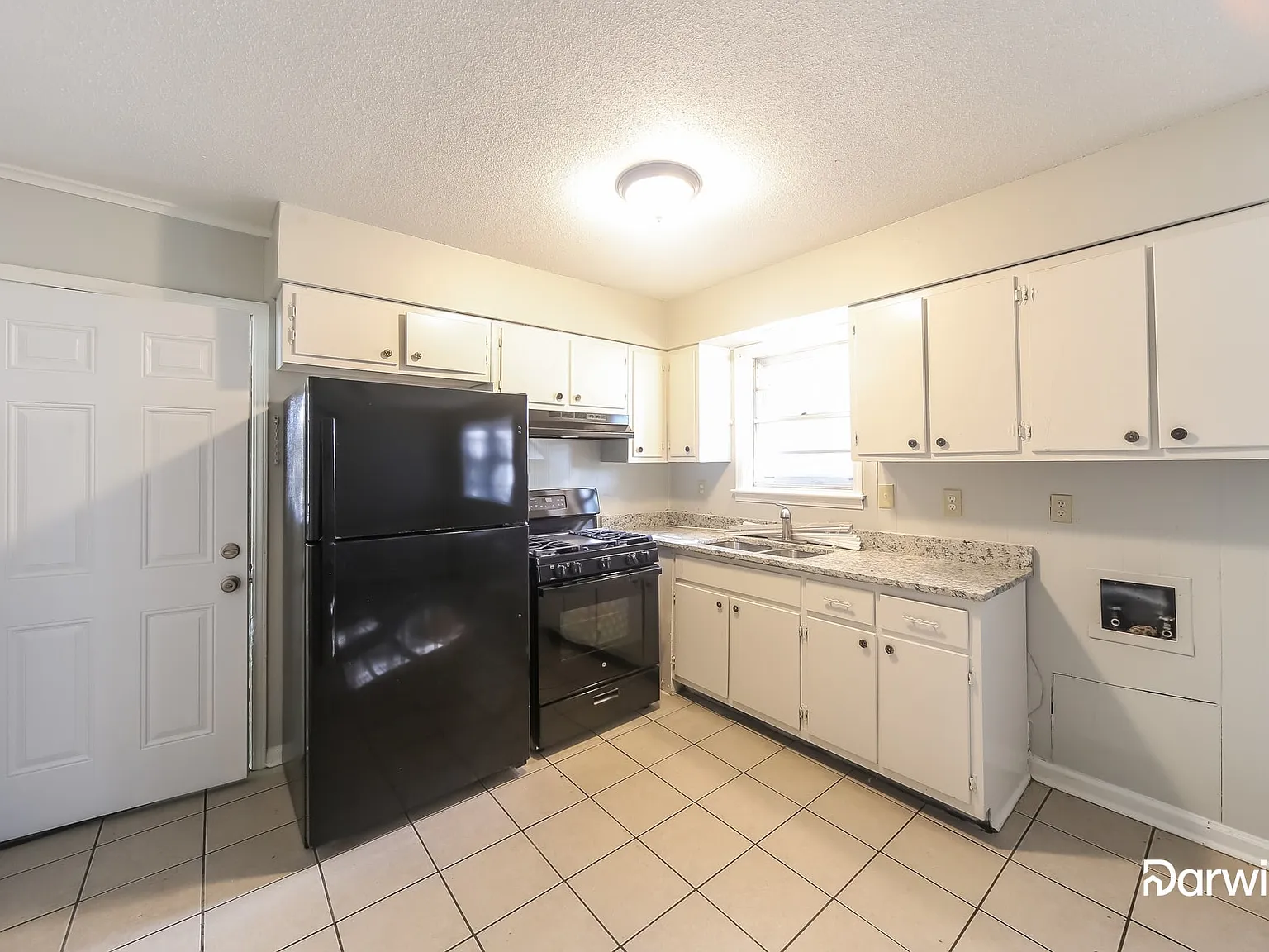 3 bed, 1.0 bath, 925 sqft, $1,385 — Photo 3
