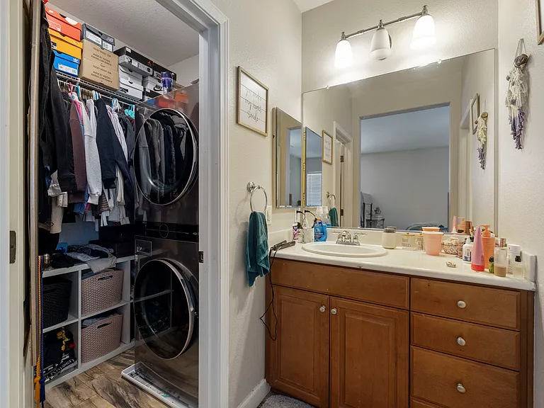 558 W Privado Way — Photo 17
