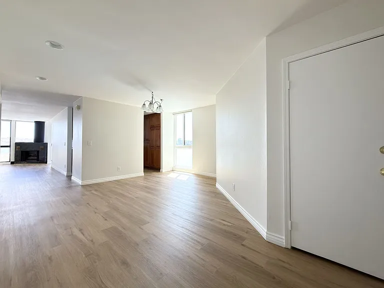 4513 Cove Dr #12 — Photo 4