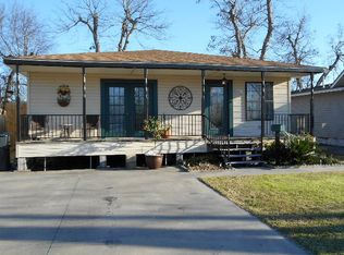 6140 Capitol St, Groves, TX 77619