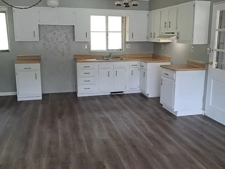 171 Andover Rd — Photo 2