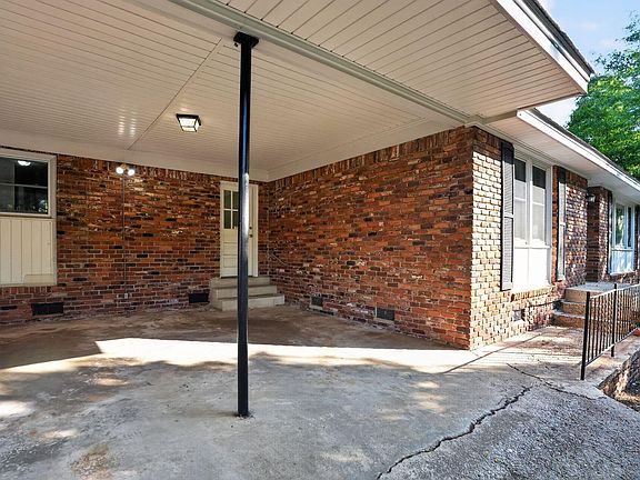 4th image of 241 Chartwell Rd