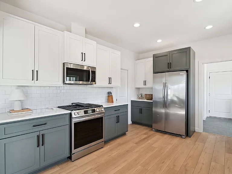 2410 W Charleston St — Photo 26
