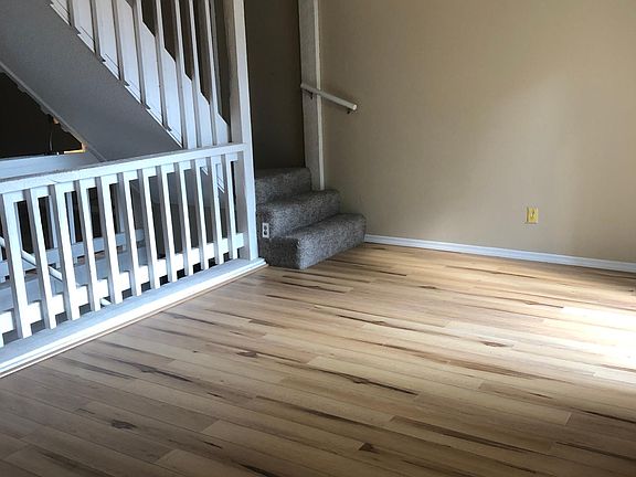 Dinning room with lots of sunlight