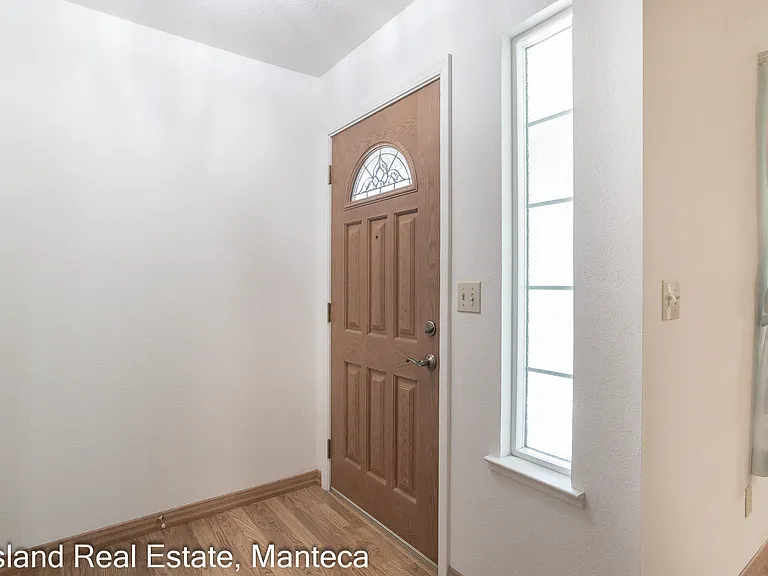 1635 Crom St — Photo 5