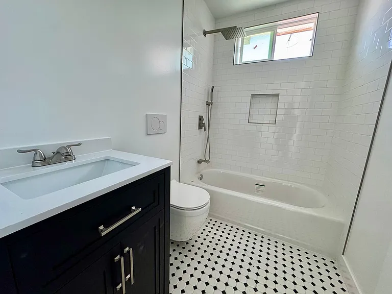 All New Large Home like ADU in the Leimert Park area — Photo 8