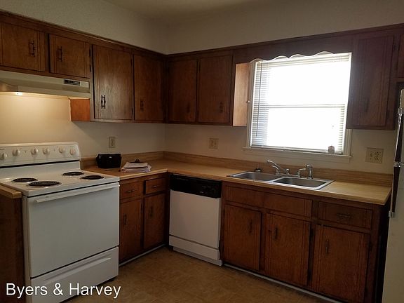 5th image of 147 Darlene Dr APT A
