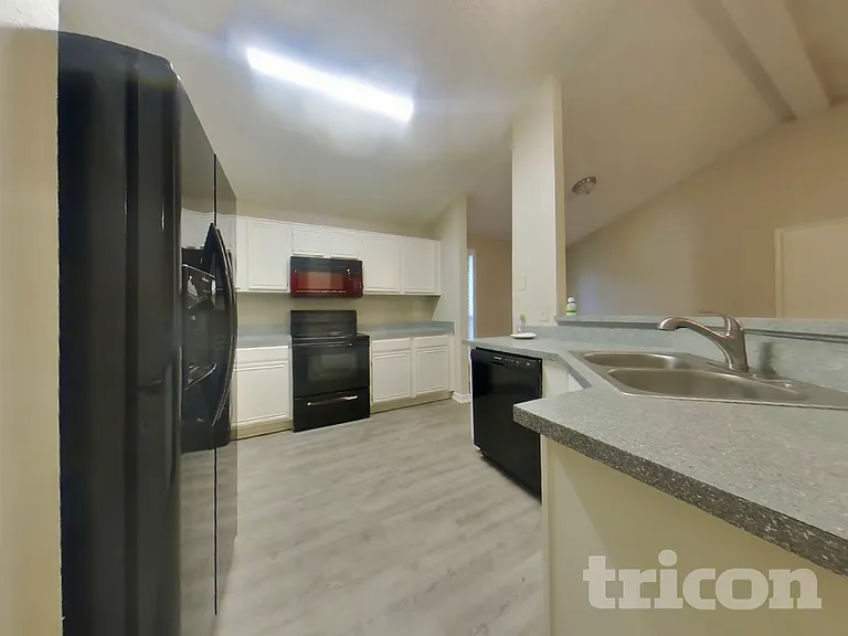 420 Deauville Dr — Photo 5