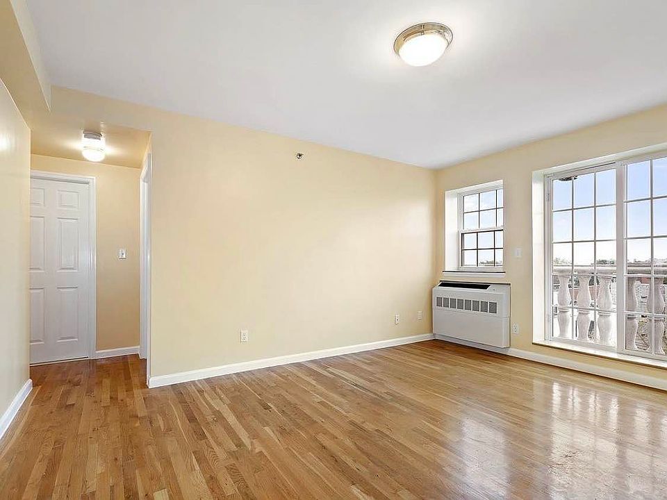 1st image of 2582 37th St APT 6A