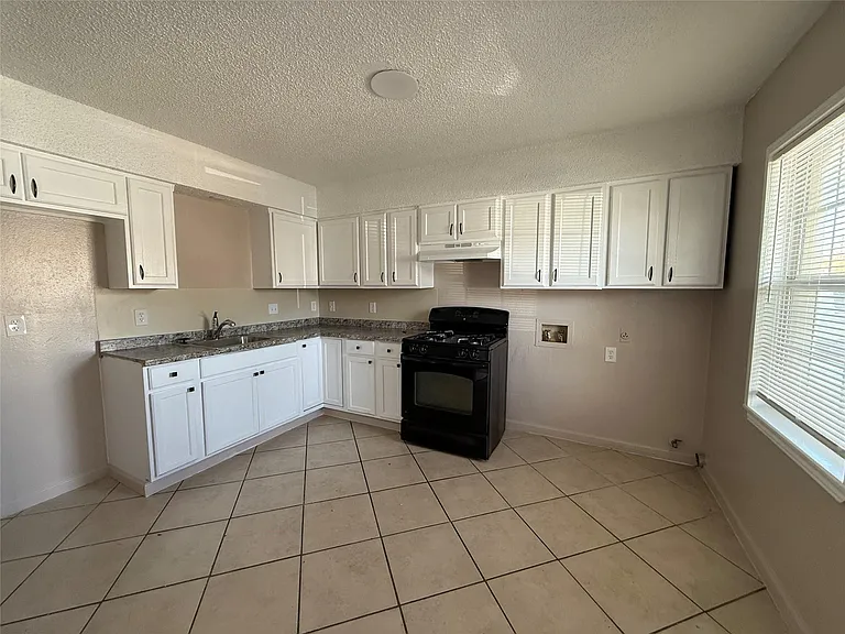 2203 Donahue Ln — Photo 3