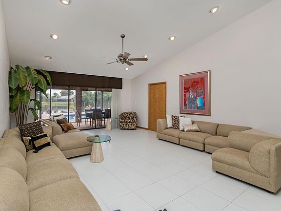 5th image of 305 NW 111th Avenue