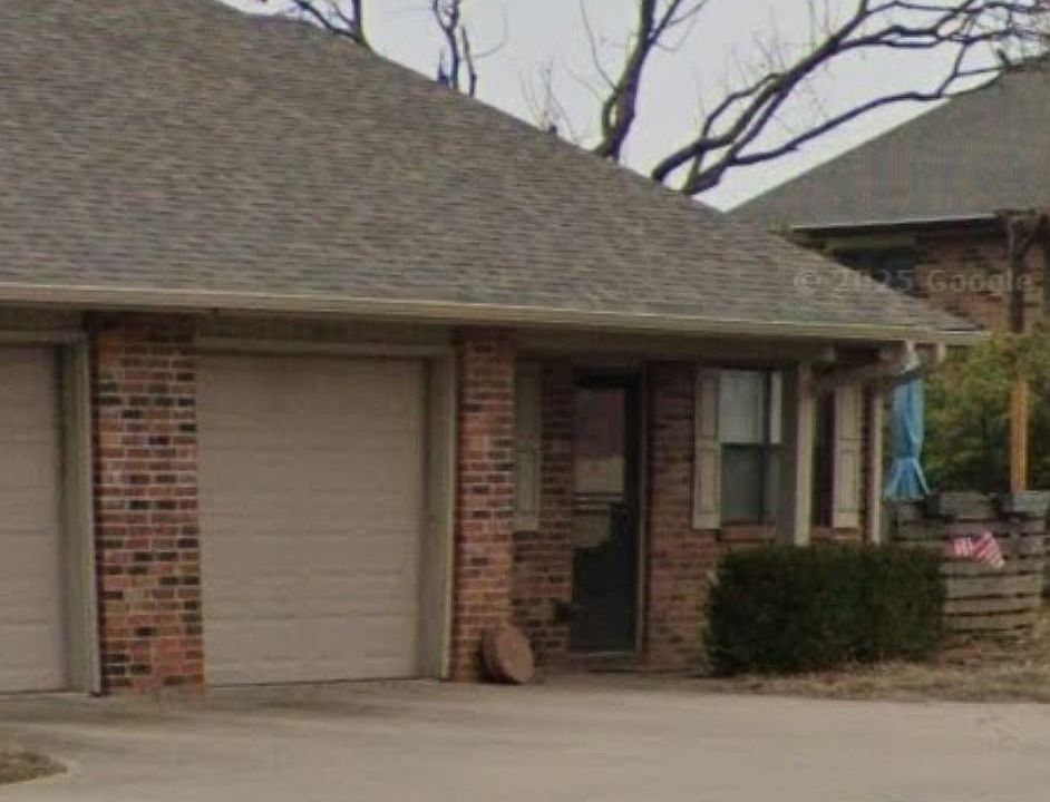 1st image of 2611 W Oak St #2611