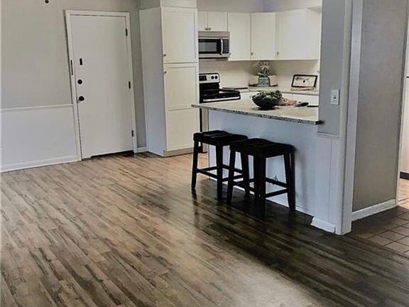 3rd image of 2820 Plymouth Ln