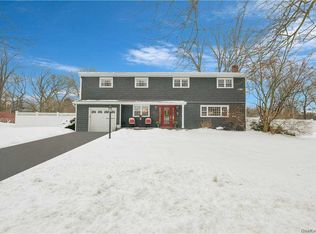 32 Pine Hill Ln, Dix Hills, NY 11746