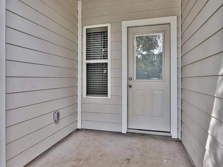 496B Golden St #B — Photo 19