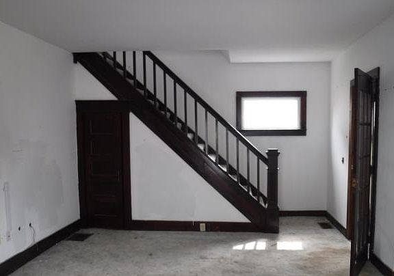 5th image of 202 S Seffner Ave