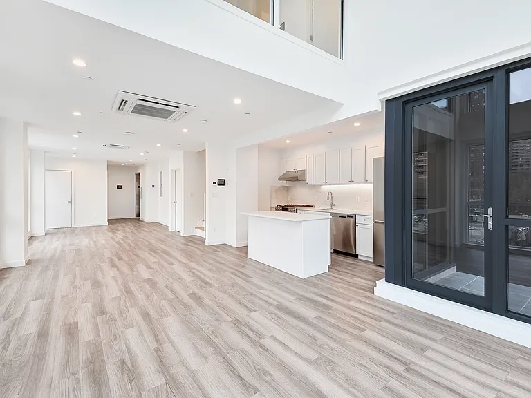 355 Grand St #3 — Photo 4