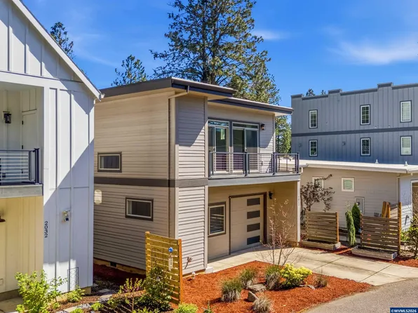 2042 Village Center Dr SE, Salem, OR 97302