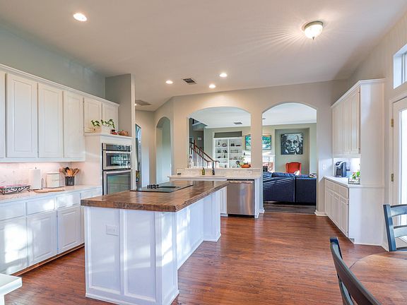 4th image of 2705 Crestwood Ln