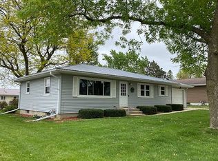 1011 Red Maple Ave, Cresco, IA 52136