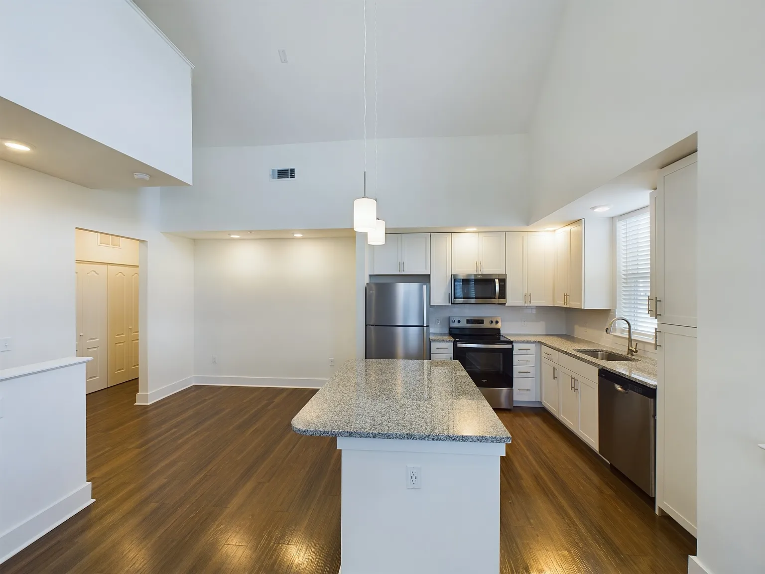 2 bed, 1390 sqft, $2,199 — Photo 4
