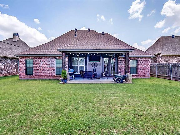5th image of 111 Saint Andrews Ln