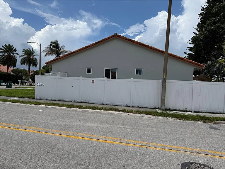 11686 NW 91st Pl — Photo 4