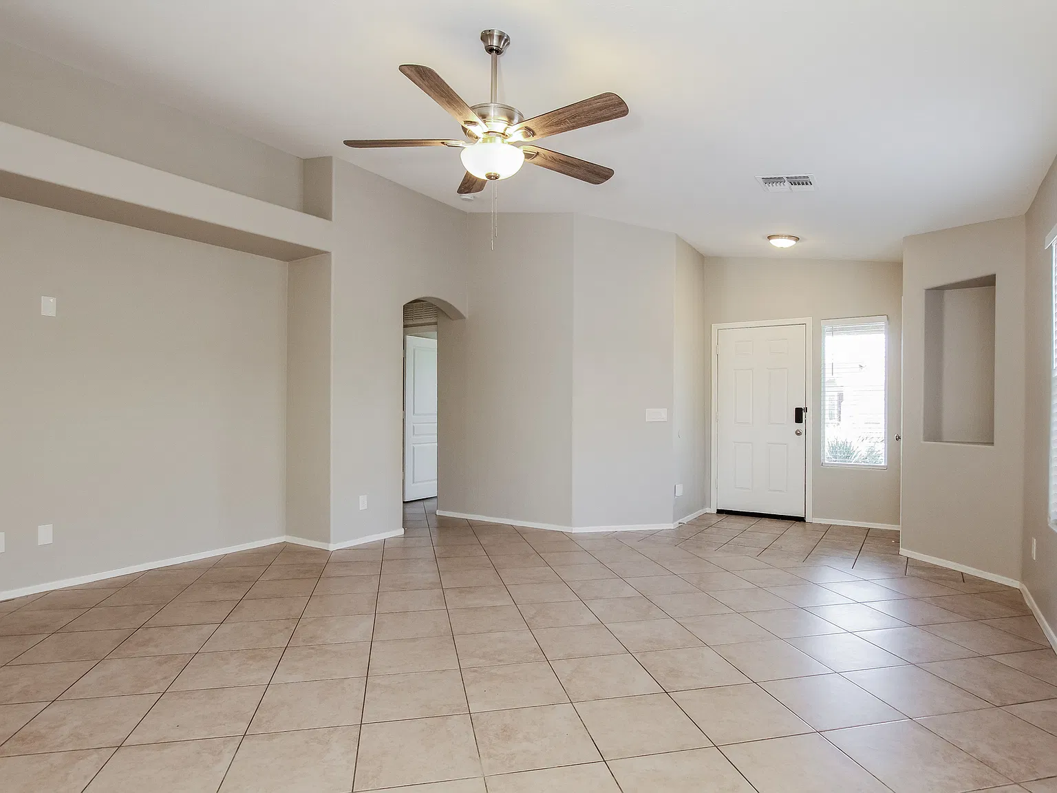 4 bed, 1820 sqft, $1,915 — Photo 4