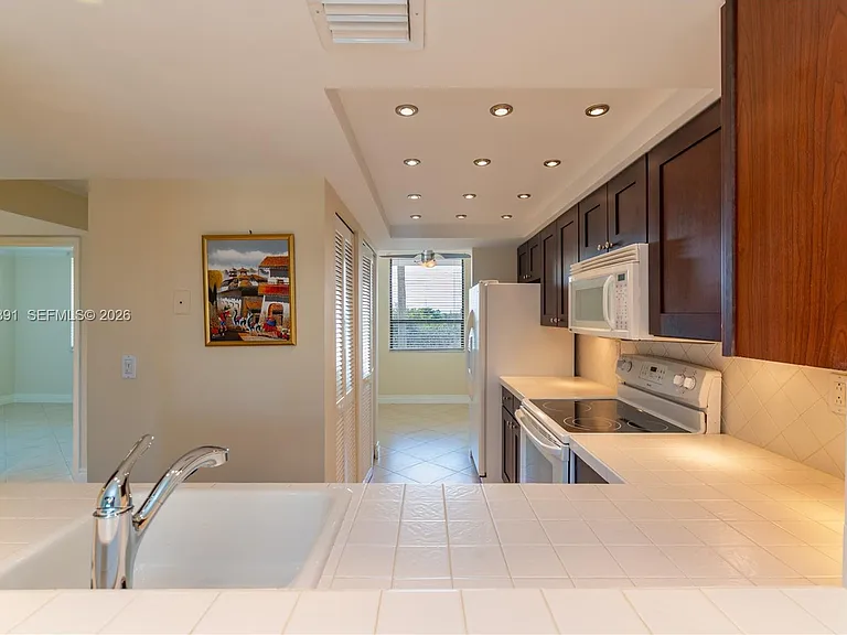 545 SE 12th St #305 — Photo 14