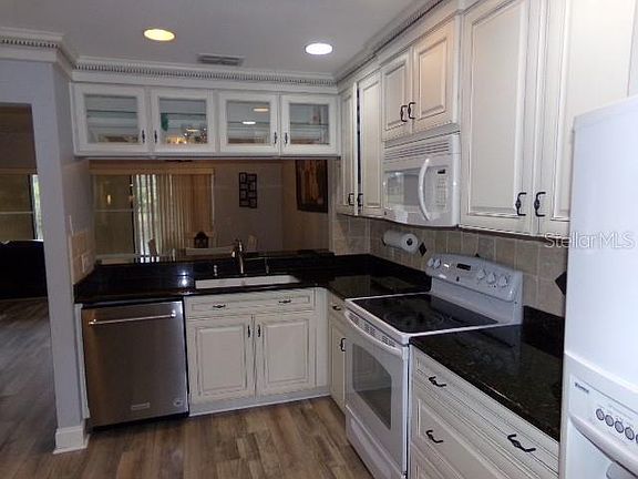 5th image of 7630 Balharbour Dr