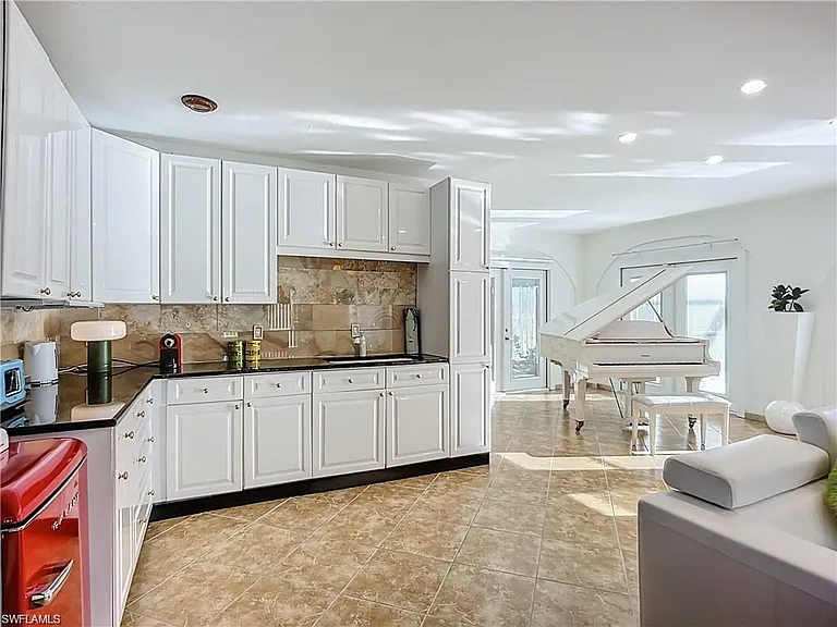 10242 Vanderbilt Dr — Photo 7