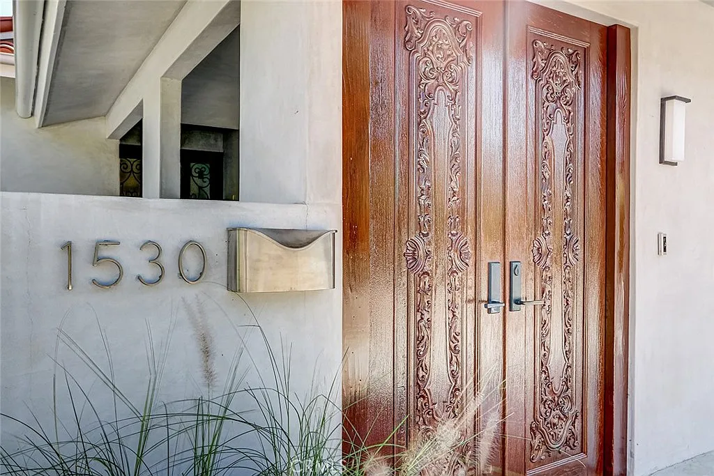 3 bed, 2400 sqft, $11,750 — Photo 2