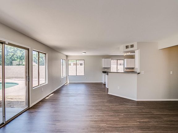 4th image of 471 W Scott Ave