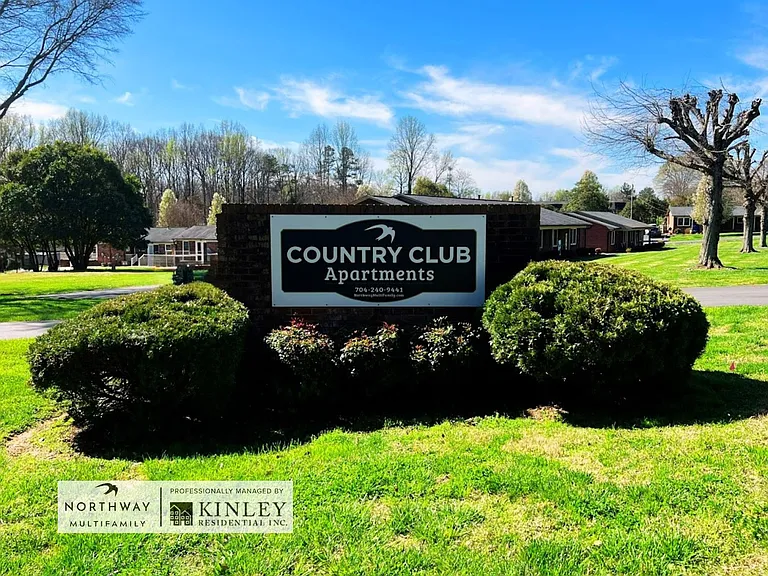 Country Club Apartments — Photo 19