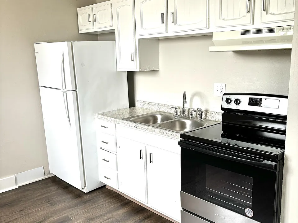 306 Harvey Ave #3