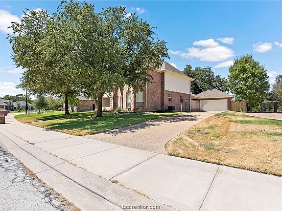 4th image of 725 Royal Adelade Dr