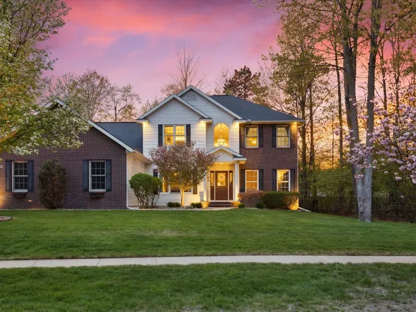 5205 Ridgeview Ct, Midland, MI 48642