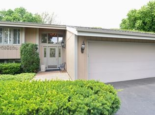 37 Briarwood S, Oak Brook, IL 60523